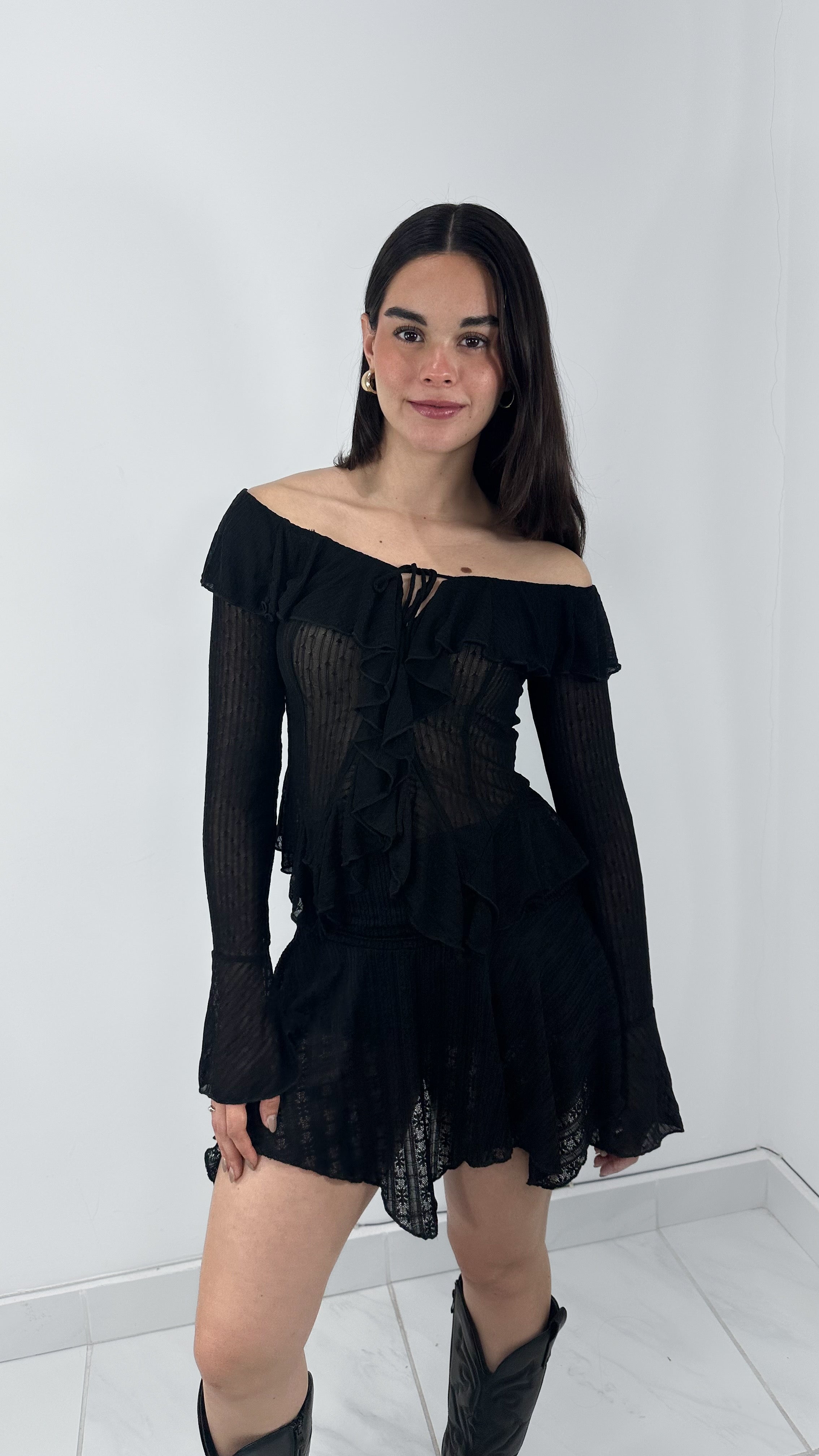 BLUSA OFF SHOULDER VOLANTES NEGRA