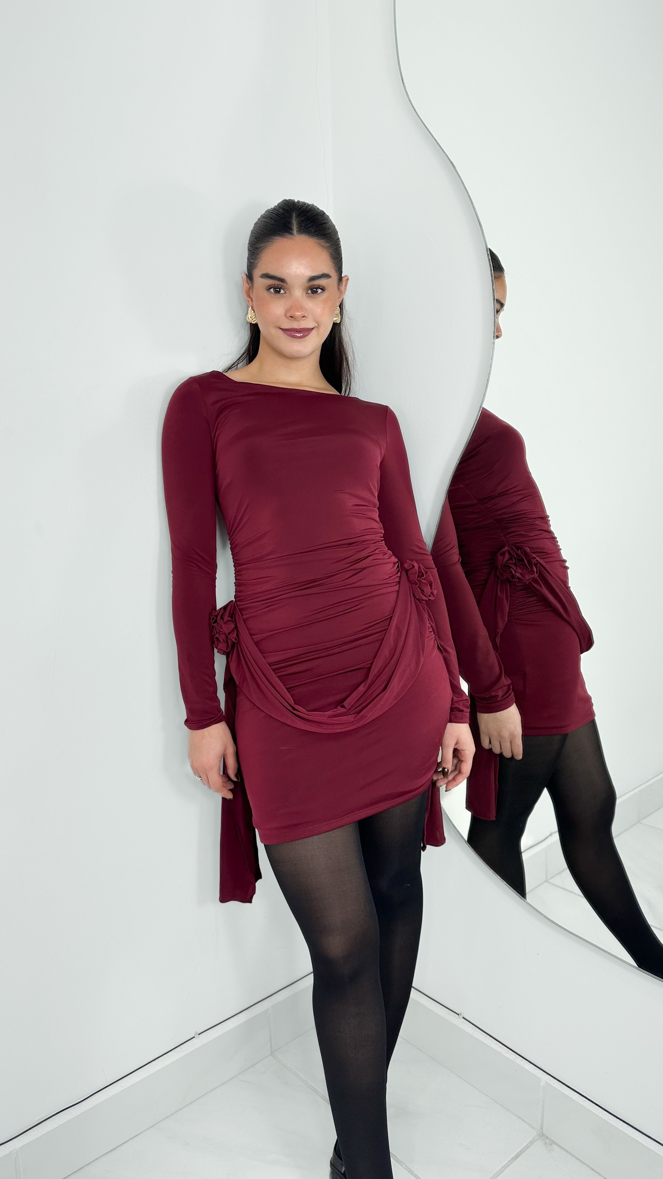 VESTIDO DRAPEADO BURGUNDY DOBLE TELA EFECTO FLOR