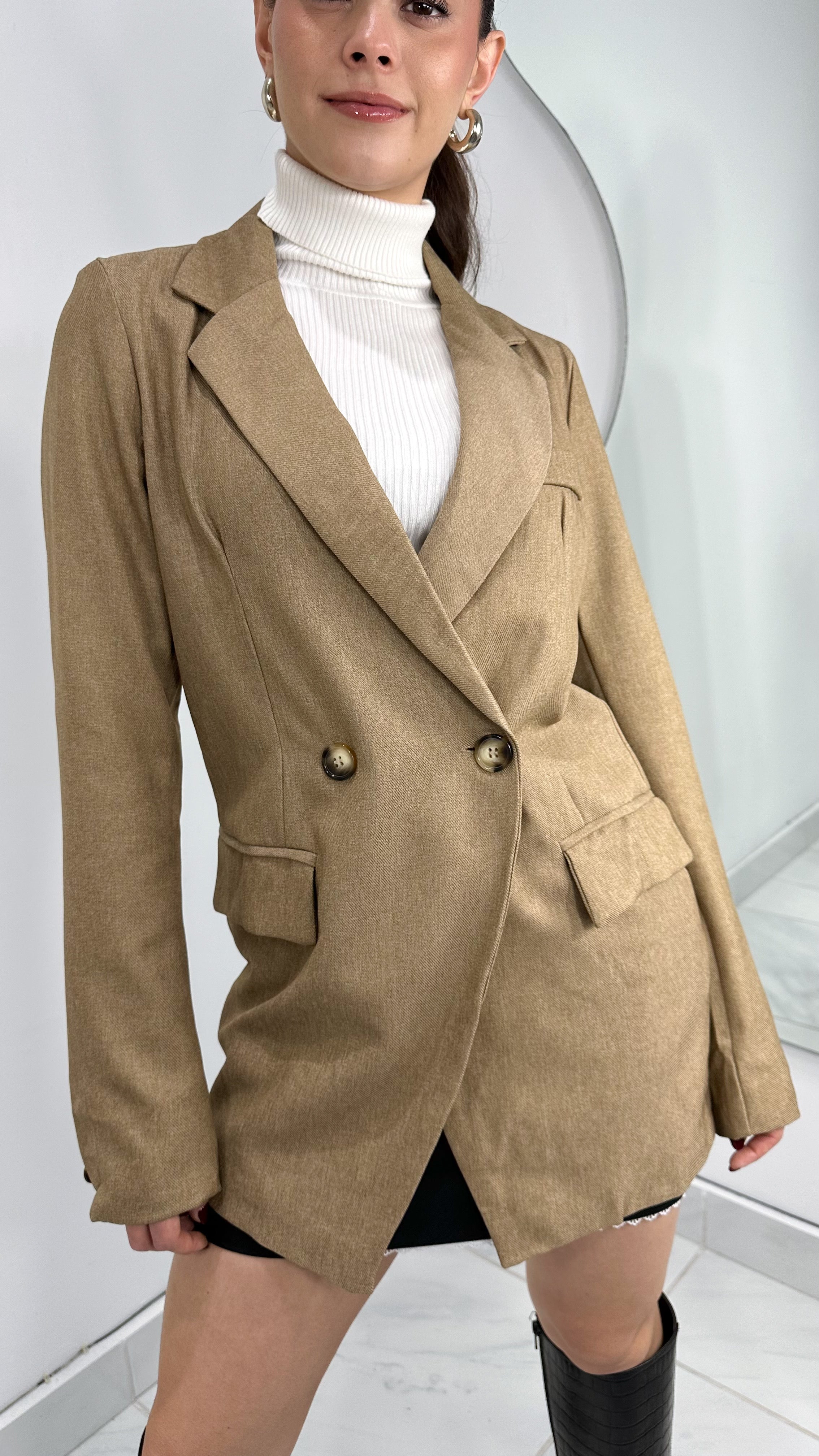 BLAZER OVERSIZED BOTONES TAUPE DOBLE TELA