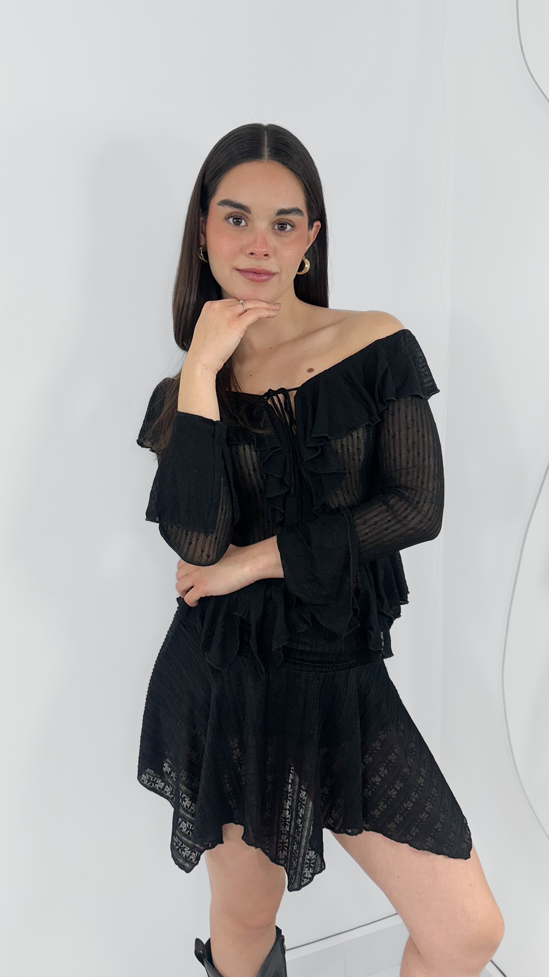 BLUSA OFF SHOULDER VOLANTES NEGRA