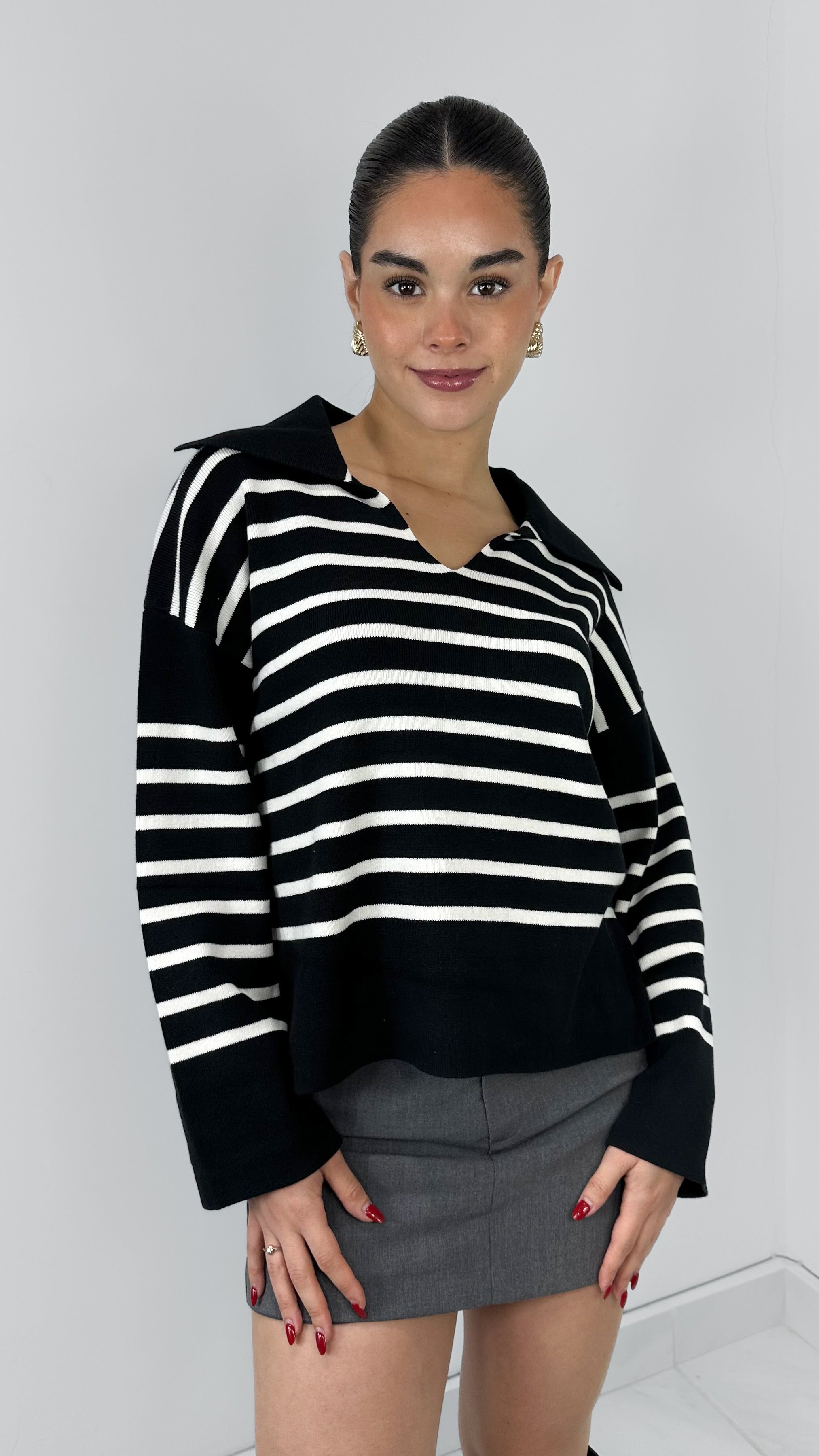 SUÉTER CUELLO POLO RAYADO OVERSIZED BLACK & WHITE