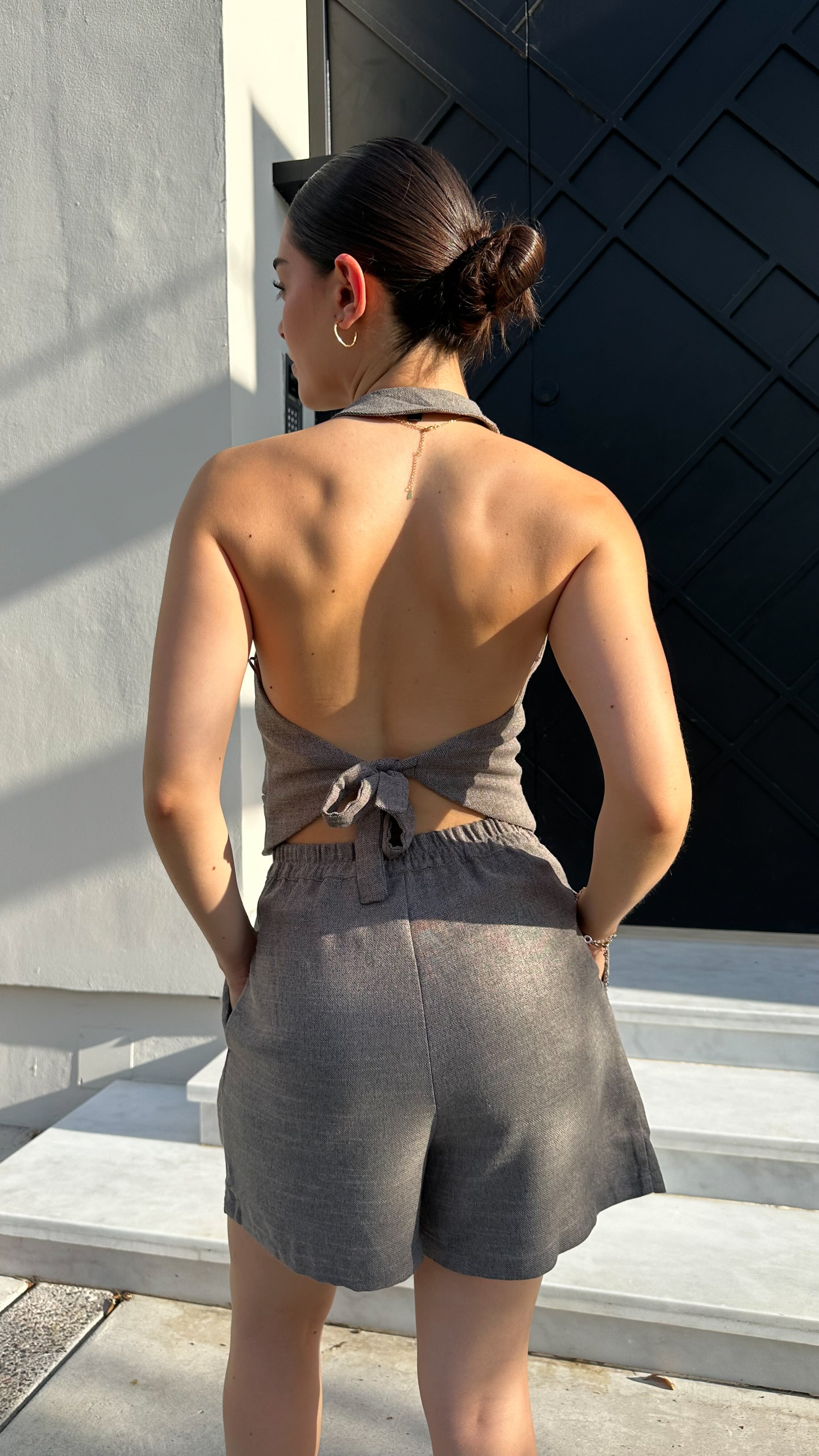 BLUSA HALTER EFECTO SASTRE GRIS