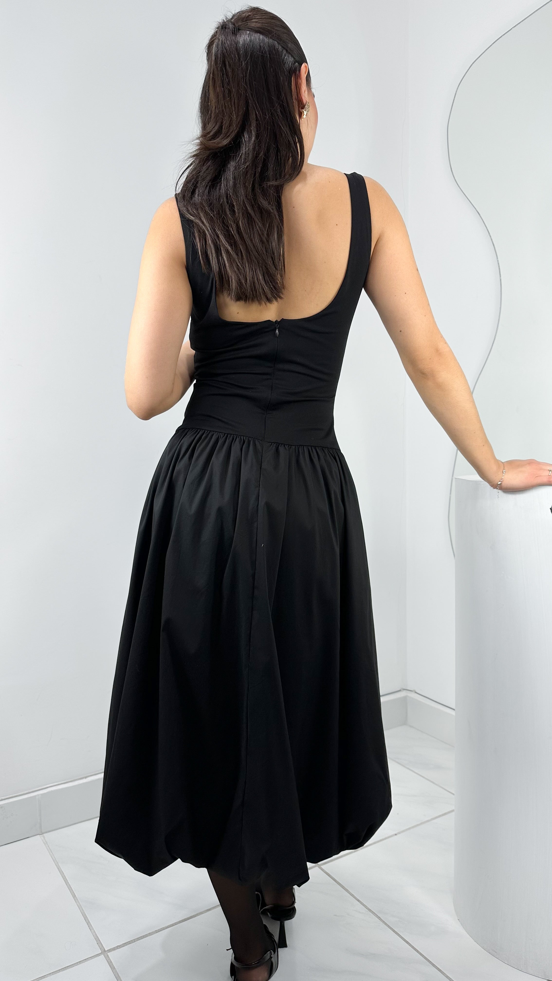 VESTIDO ALL BLACK MIDI EFECTO GLOBO