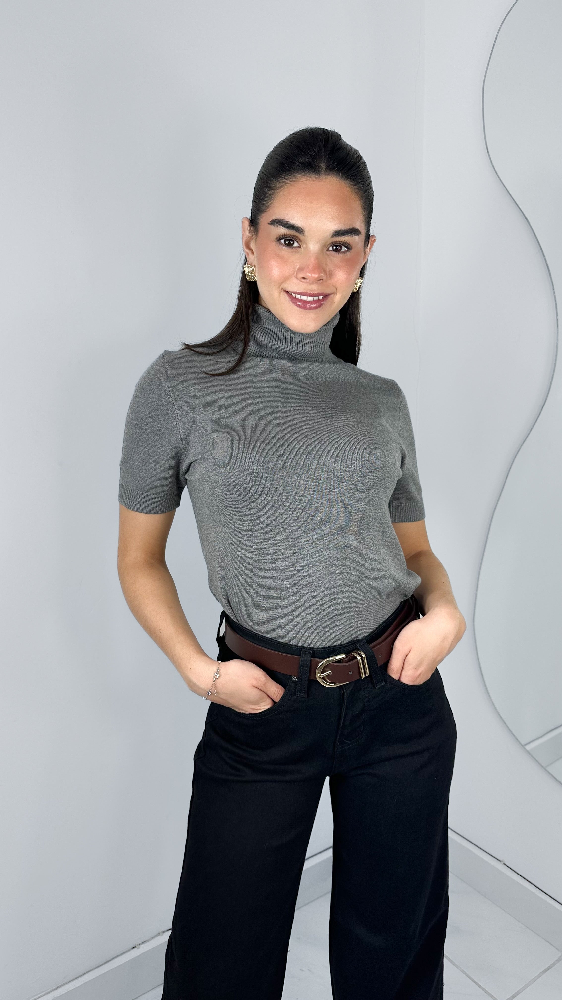 BLUSA SUÉTER CUELLO ALTO MANGA CORTA GRIS