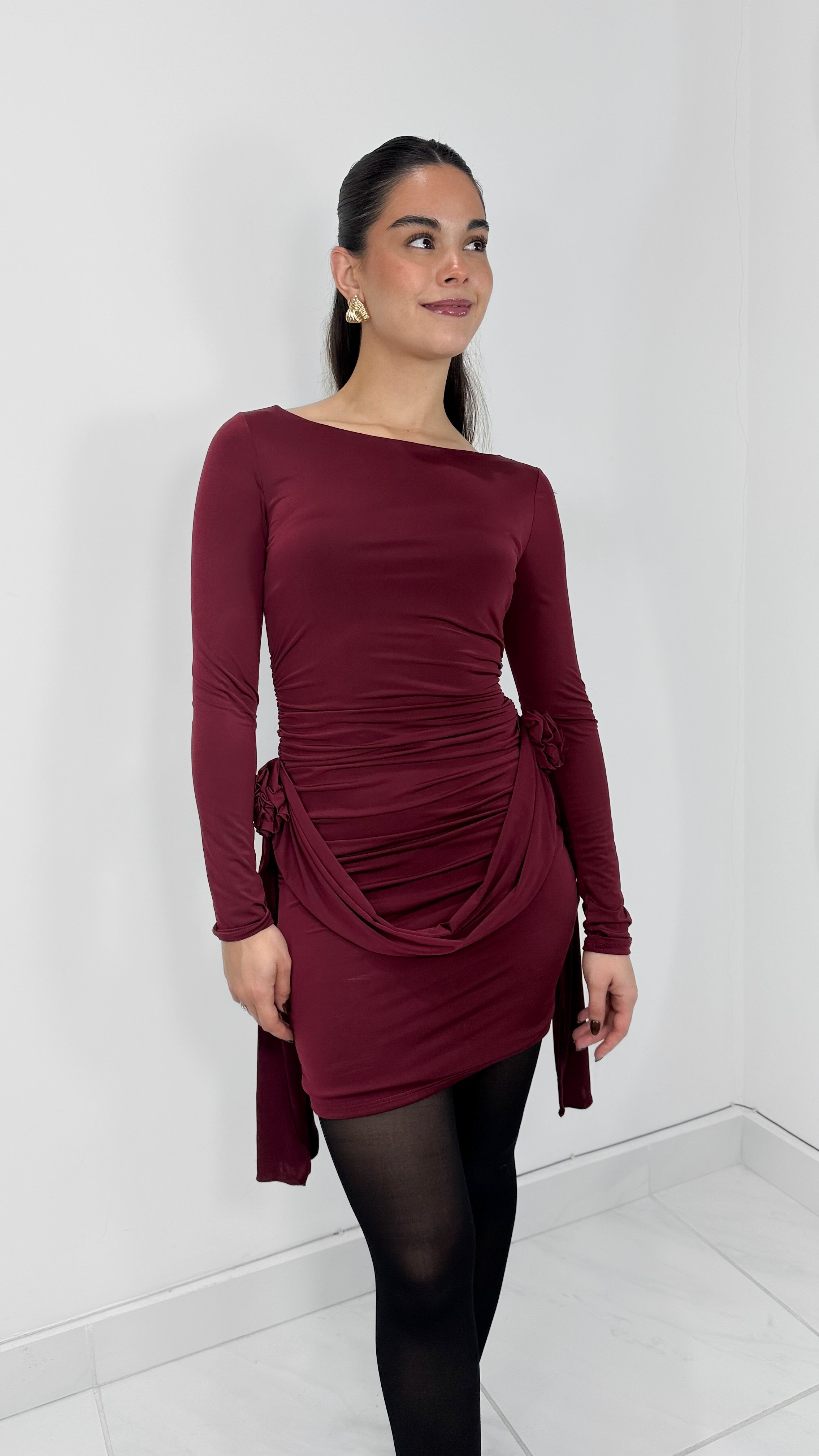 VESTIDO DRAPEADO BURGUNDY DOBLE TELA EFECTO FLOR