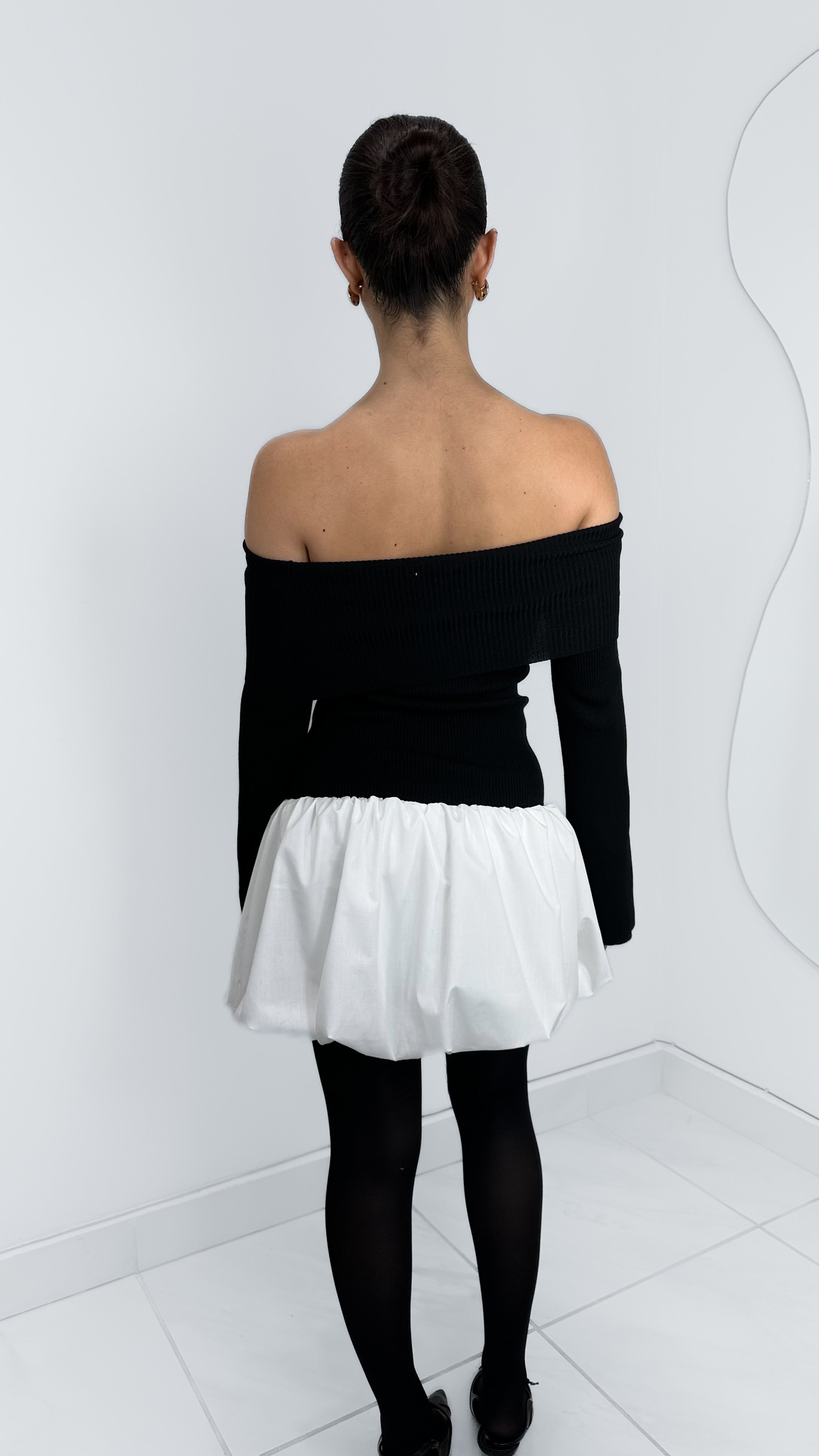 VESTIDO SUÉTER OFF SHOULDER GLOBO BLACK & WHITE