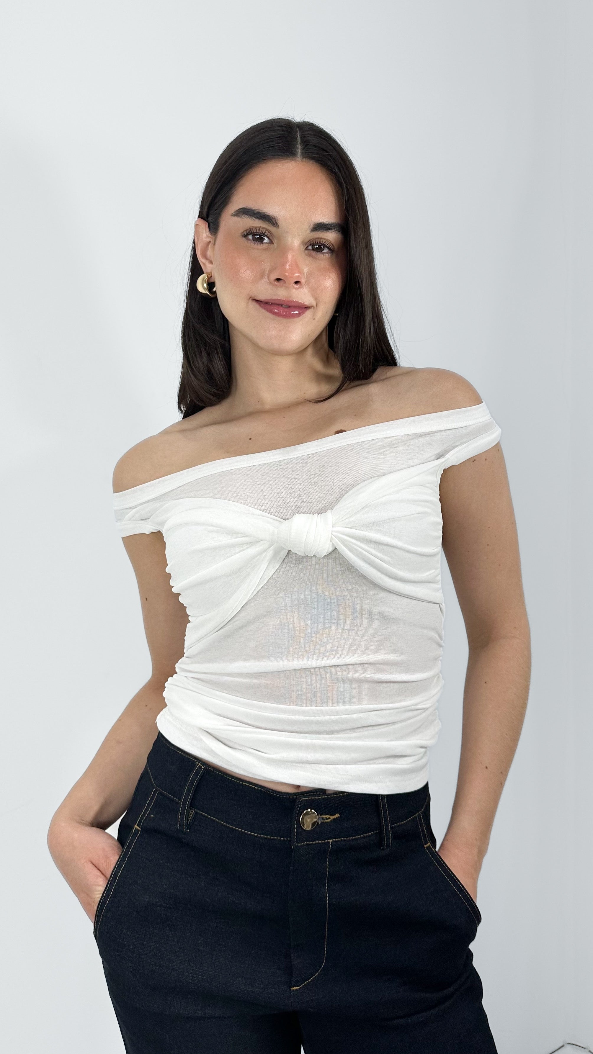 BLUSA SIN HOMBROS DRAPEADA SEMI TRANSPARENTE BLANCA