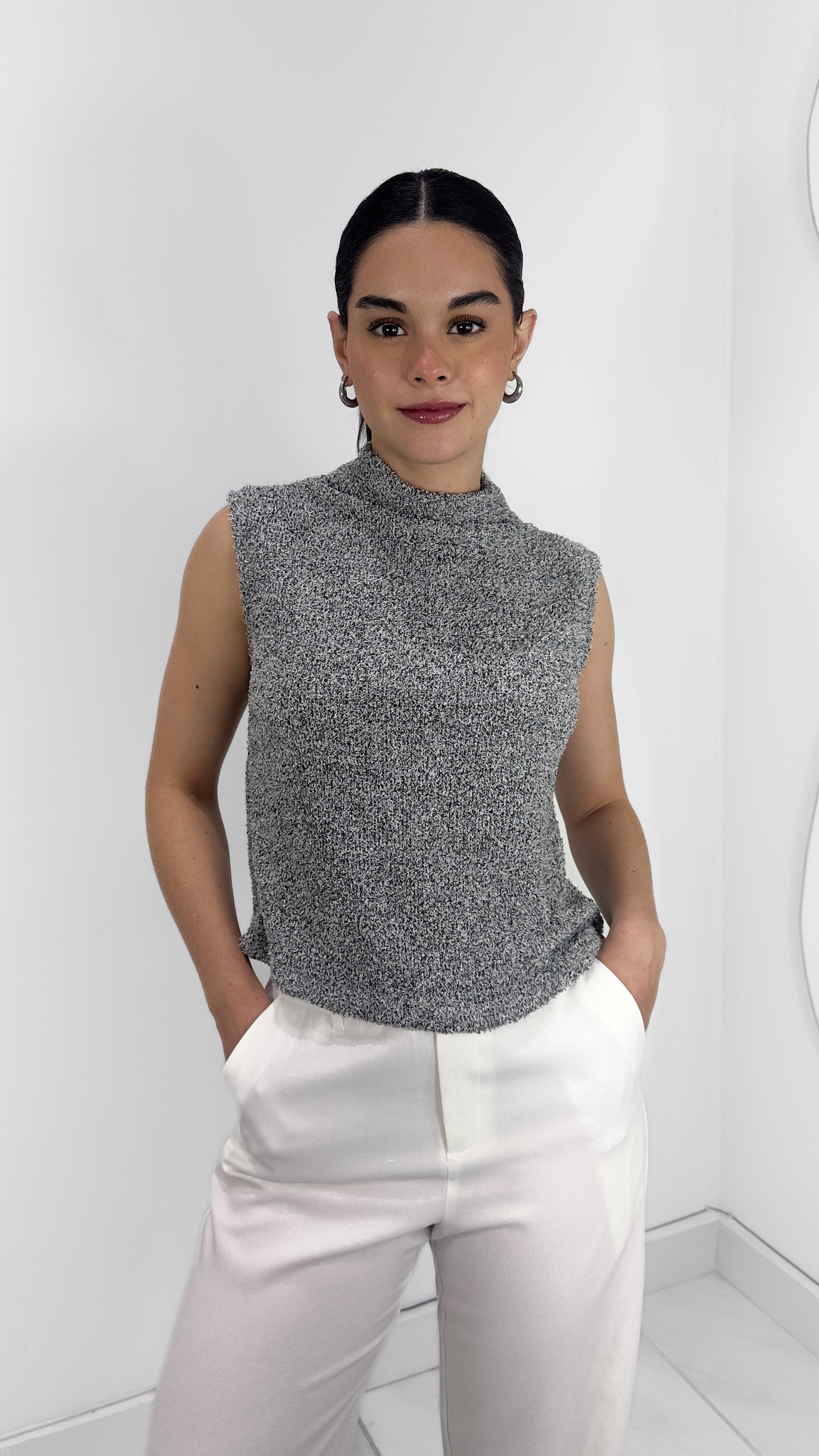 BLUSA CUELLO ALTO AFELPADA GRIS