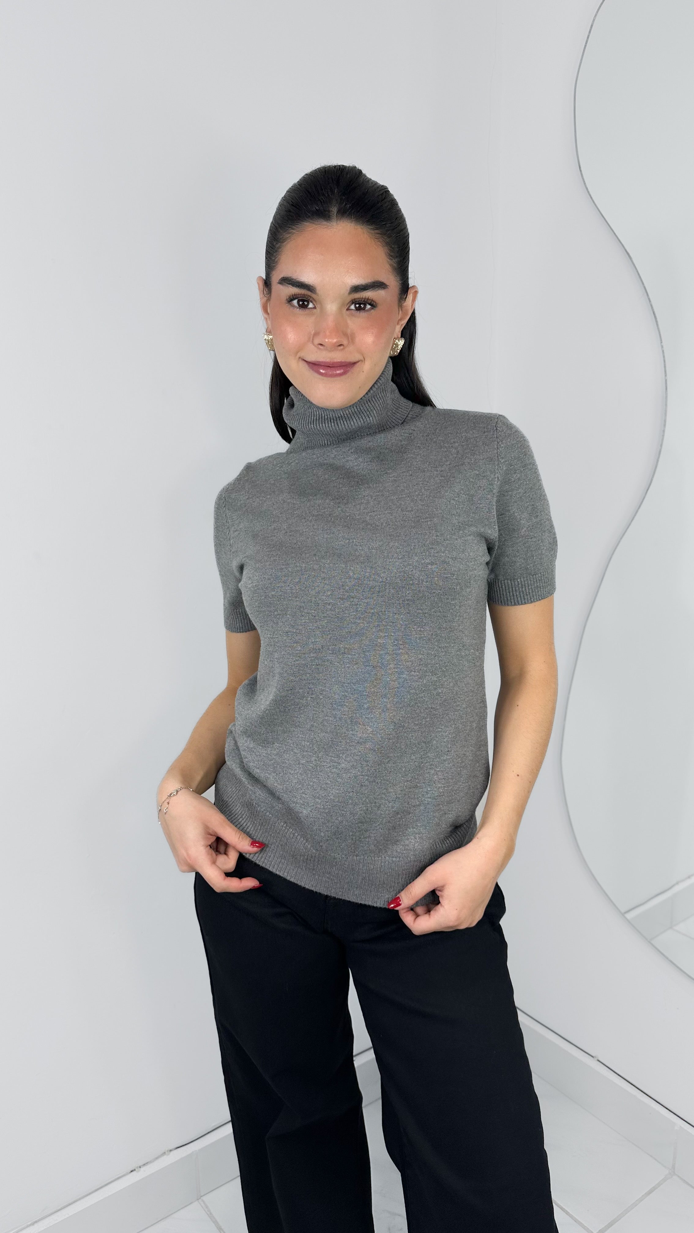 BLUSA SUÉTER CUELLO ALTO MANGA CORTA GRIS