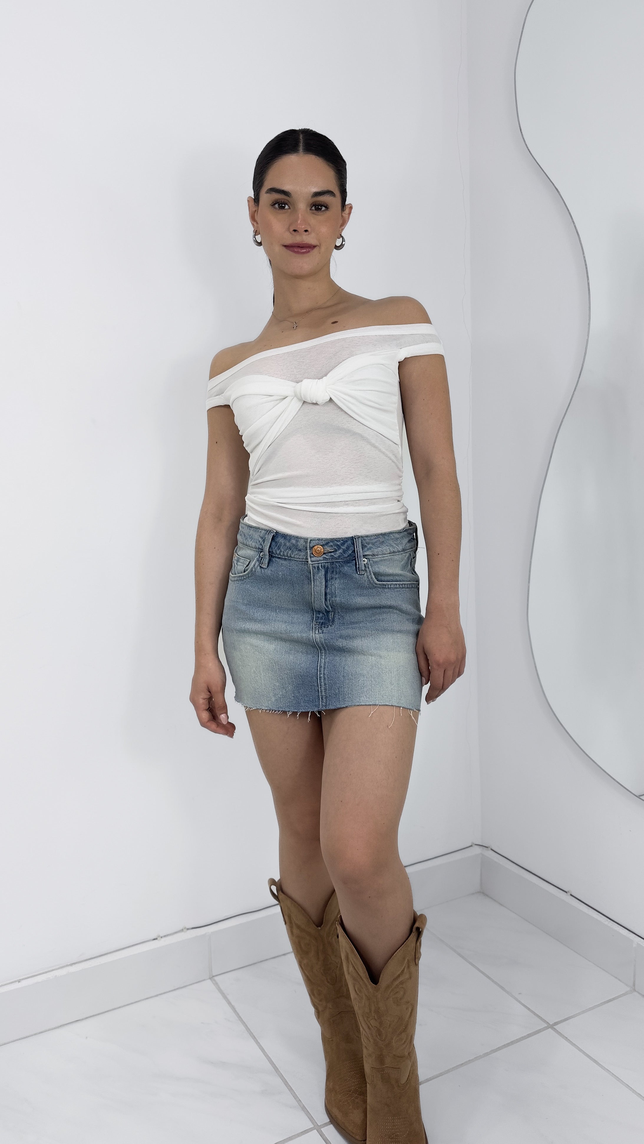 BLUSA SIN HOMBROS DRAPEADA SEMI TRANSPARENTE BLANCA