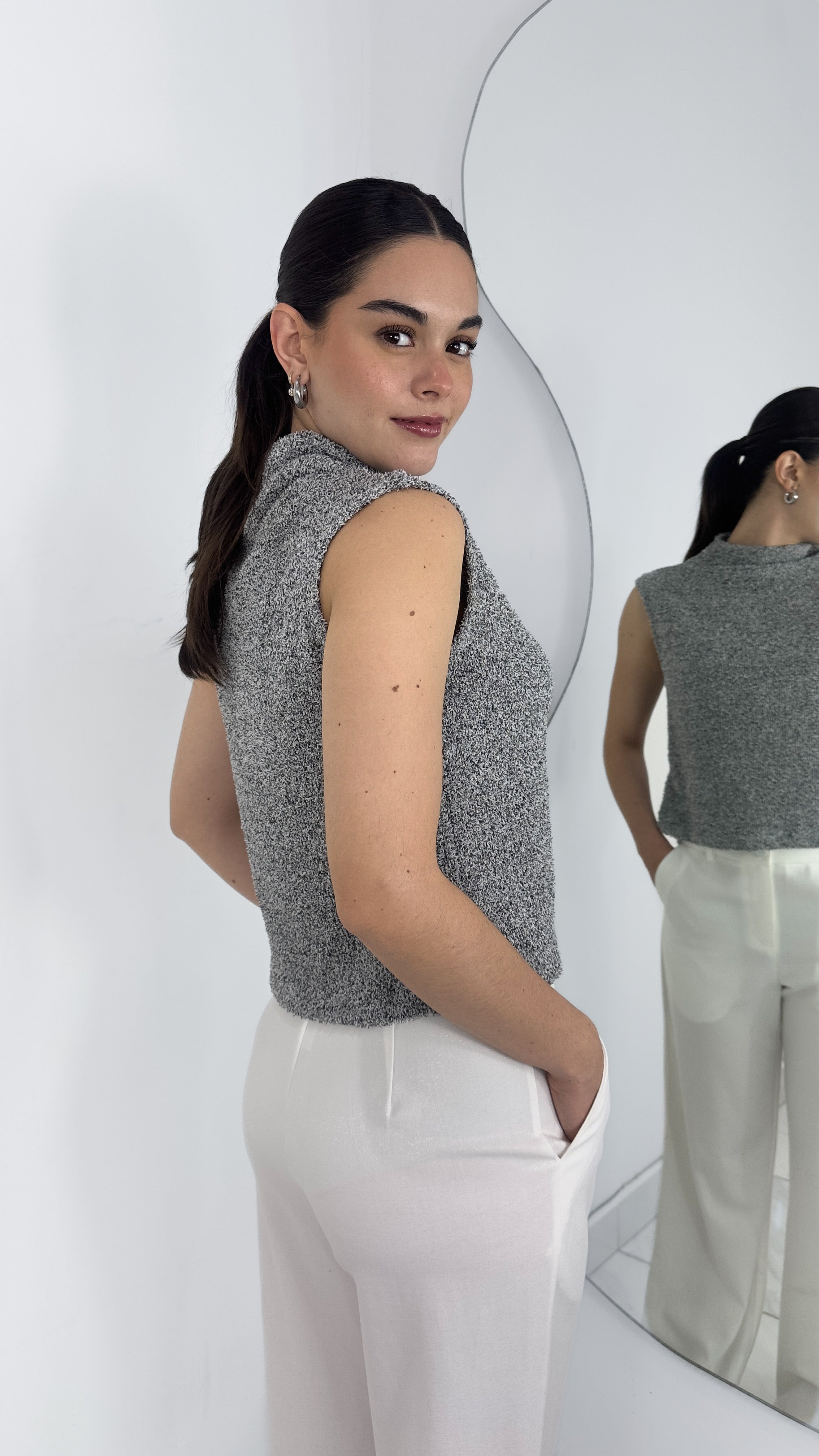 BLUSA CUELLO ALTO AFELPADA GRIS