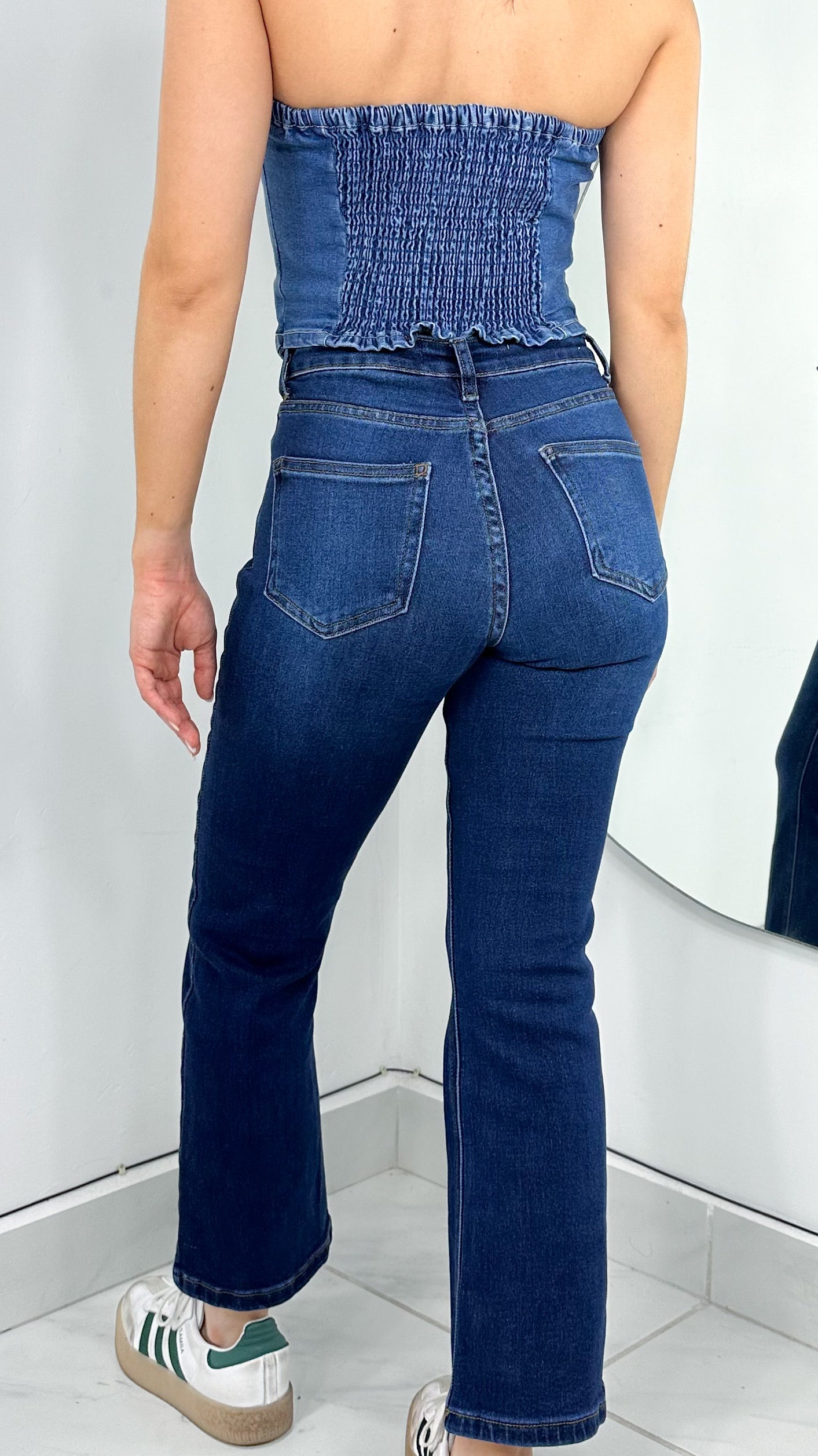 STRAIGHT DENIM JEANS TIRO ALTO OSCUROS CROPPED