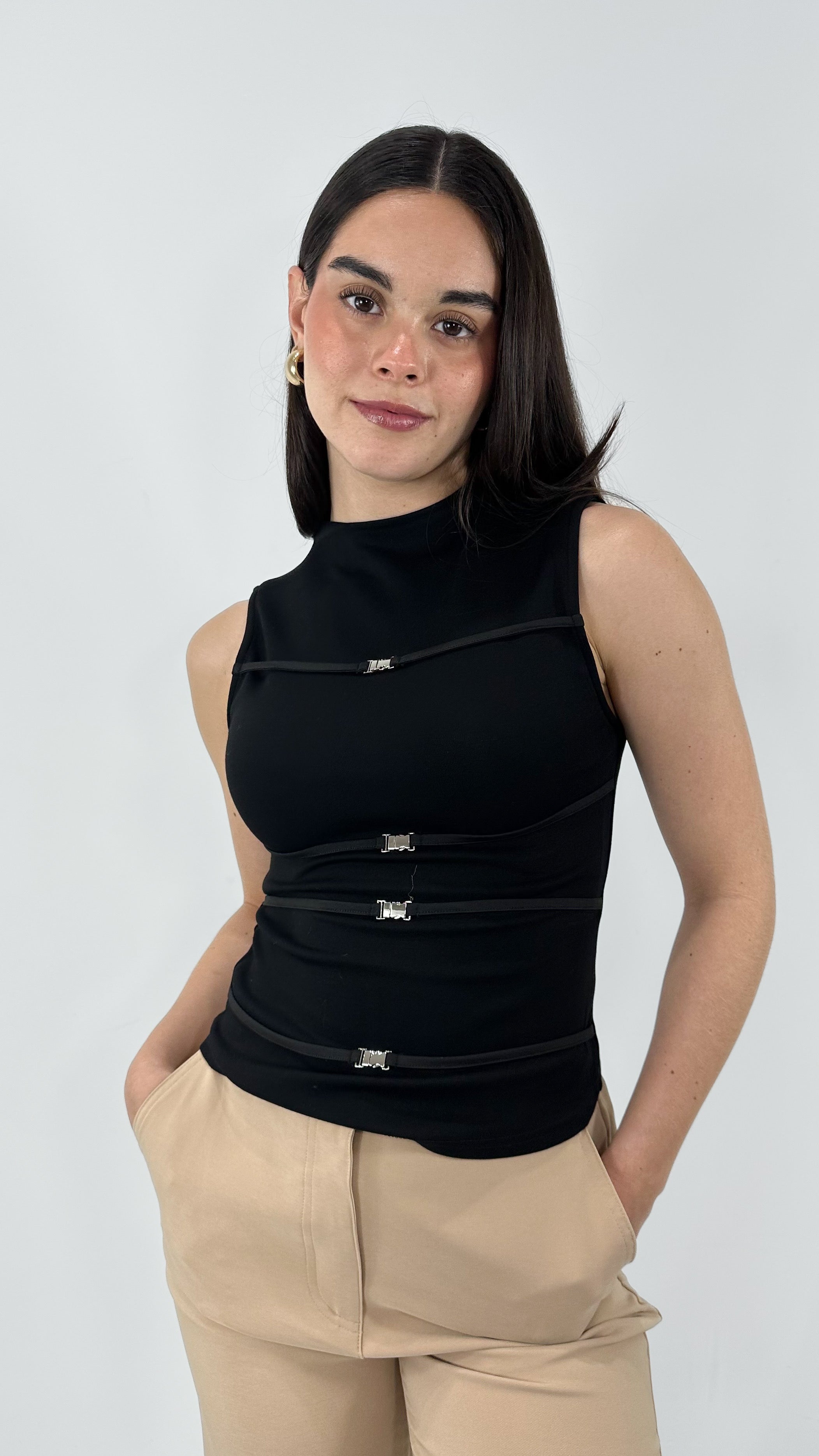 BLUSA EFECTO CINTOS CUELLO ALTO NEGRA